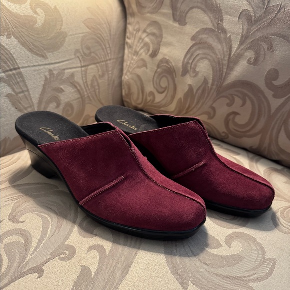 Clarks Women's Burgundy Suede Mules Clogs Slip Ons 7.5 - Picture 2 of 6